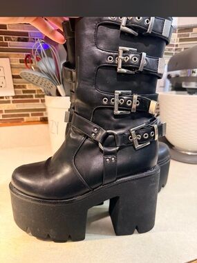 LAMODA PLATFORM BOOTS